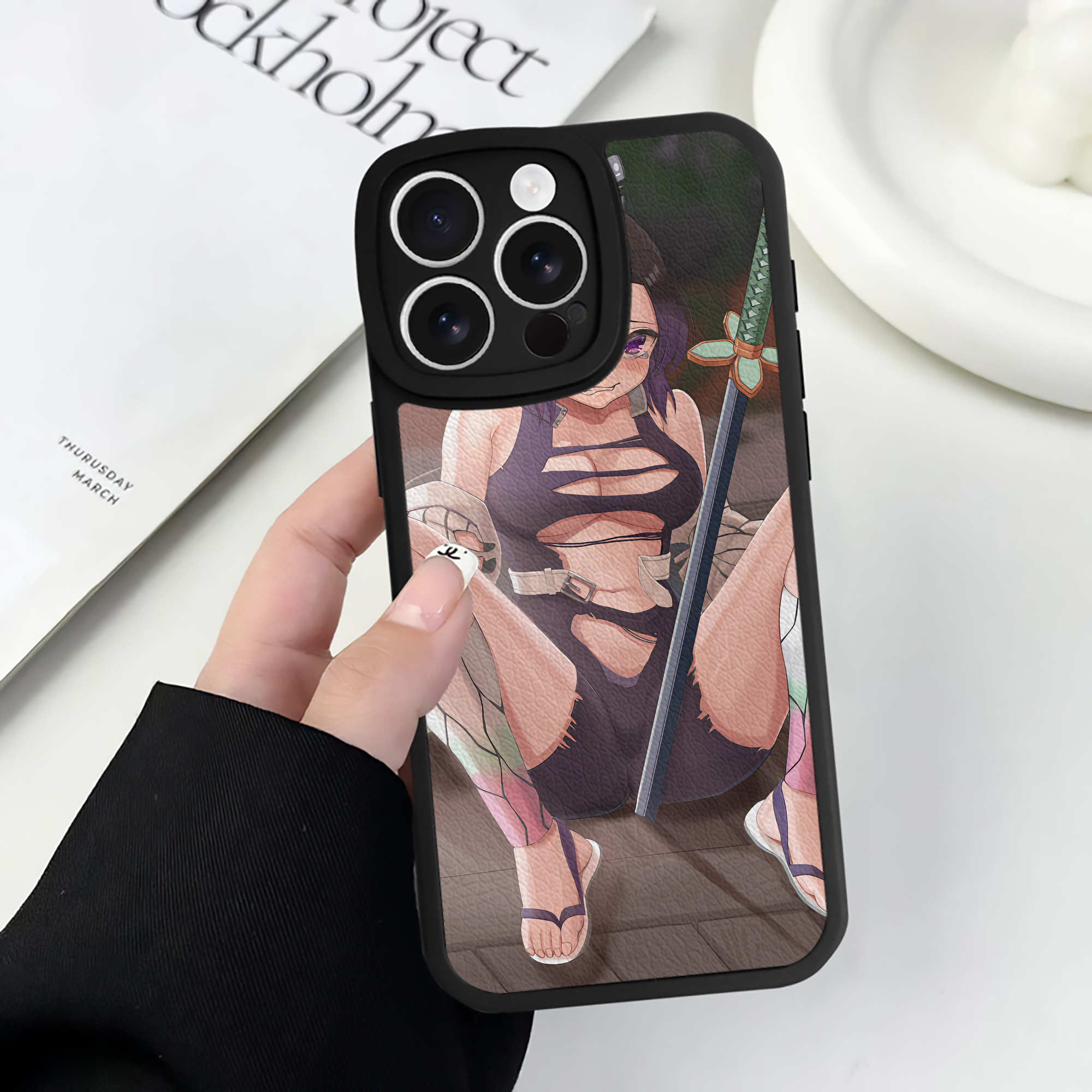 （画像用） 鬼滅の刃（きめつのやいば）蟲柱-胡蝶 しのぶ／こちょう しのぶ Kochou Shinobu 【iPhone 16シリーズ対応】シリコンスマホケース（レザー調） 材質：シリコン